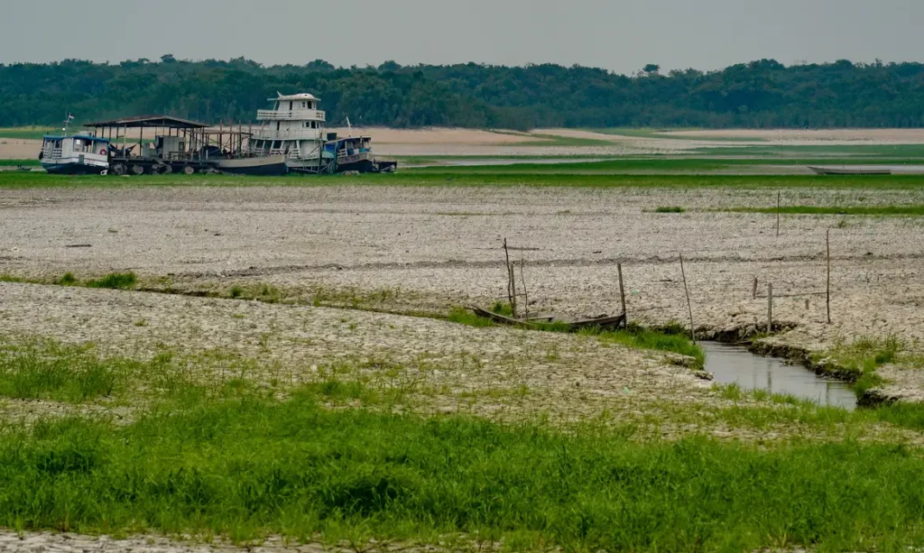 Barcos encalhados em leito de rio seco na Amazônia
