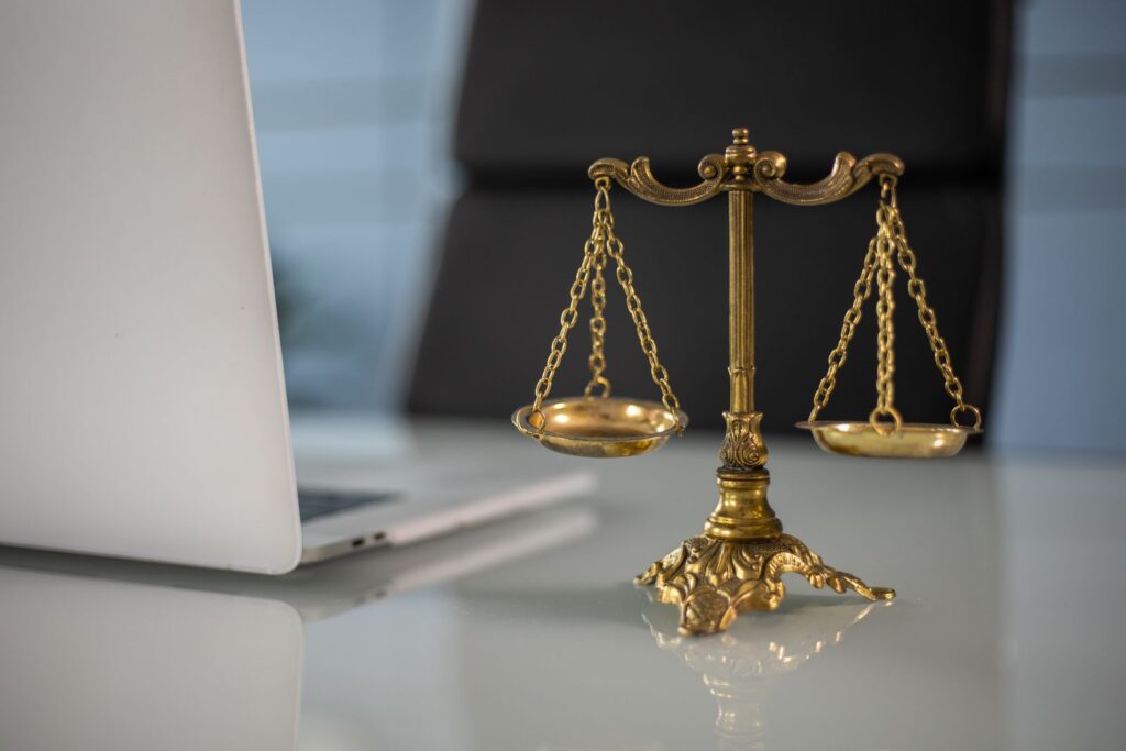 Balança da justiça dourada sobre mesa