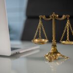 Balança da justiça dourada sobre mesa