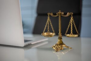 Balança da justiça dourada sobre mesa