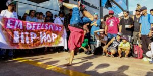 Breakdancer se apresenta diante de faixa "Em Defesa do Hip-Hop"