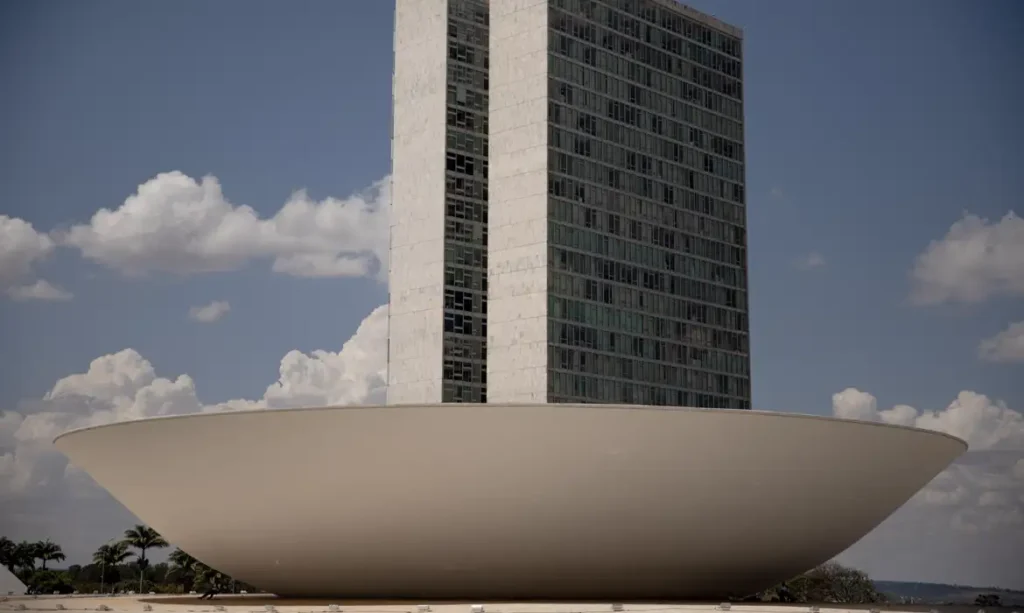 Torres do Congresso Nacional vistas atrás da cúpula do Senado em Brasília