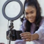 Criadora de conteúdo gravando para redes sociais
