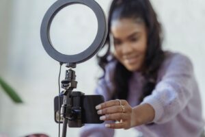 Criadora de conteúdo gravando para redes sociais