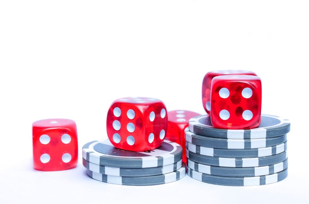Dados vermelhos sobre fichas de cassino