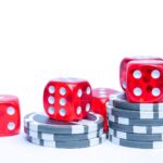 Dados vermelhos sobre fichas de cassino