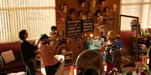 Equipe filma cena em cenário de salão de beleza