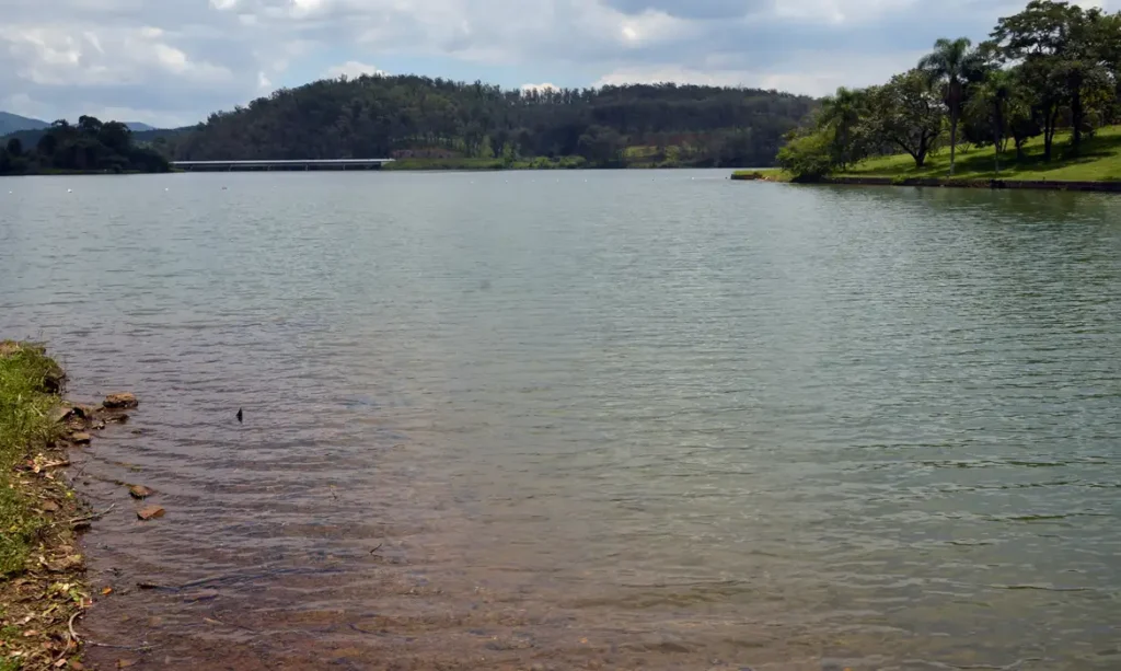 Vista do reservatório do Sistema Cantareira com margem e vegetação ao redor