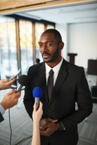 Entrevista coletiva com microfones