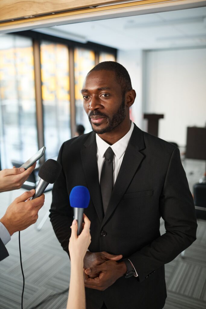 Entrevista coletiva com microfones