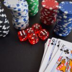 Fichas de cassino, dados e cartas