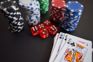 Fichas de cassino, dados e cartas