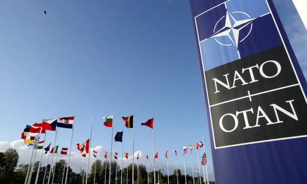 Bandeiras dos países-membros hasteadas em frente à sede da Otan