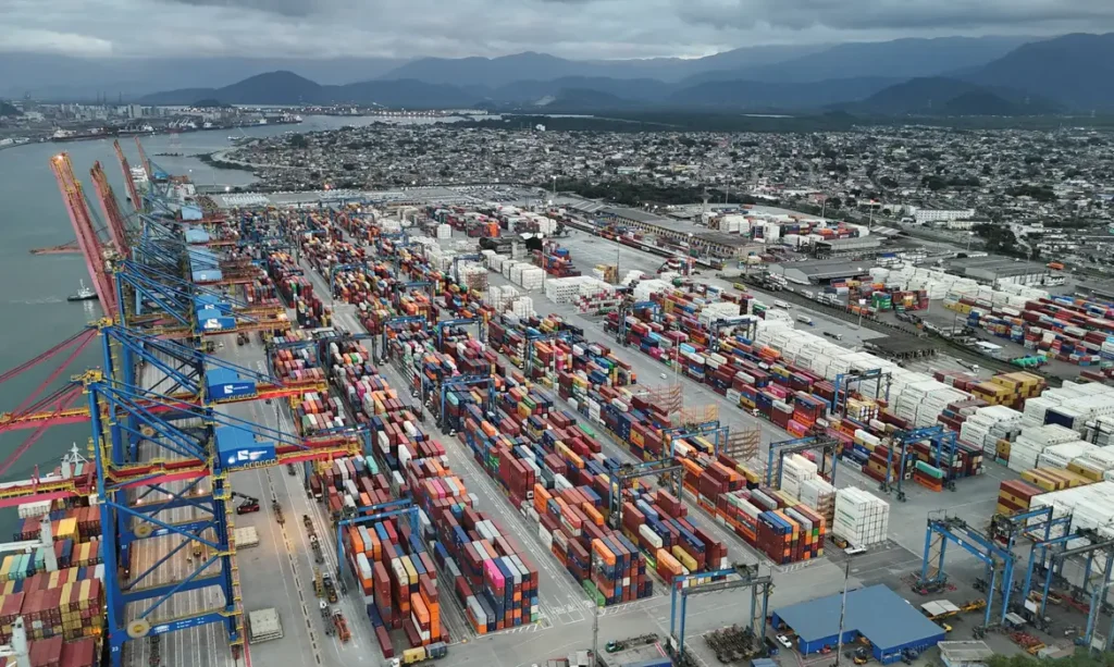 Vista aérea de contêineres empilhados no Porto de Santos