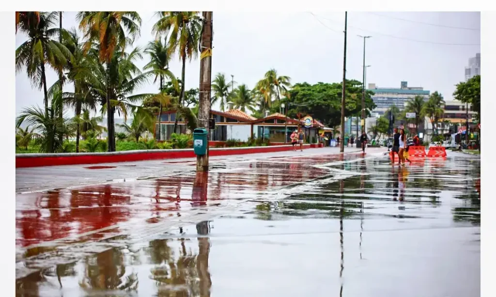 Avenida litorânea molhada pela chuva em dia nublado