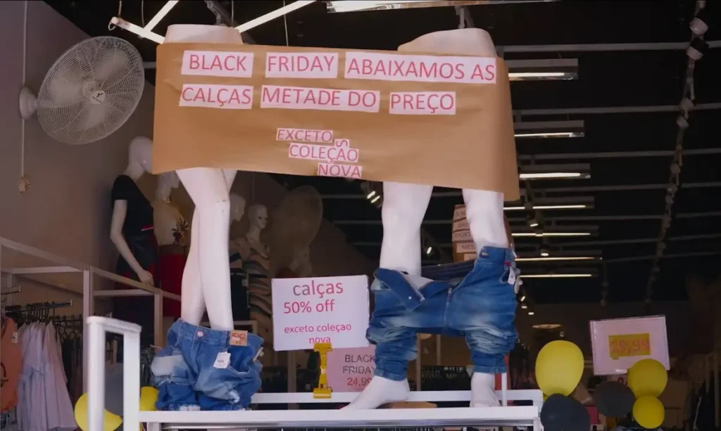 Manequins com calças abaixadas anunciam promoção de Black Friday em loja