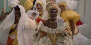 Cena do filme Xica da Silva com atriz em trajes coloniais dourados